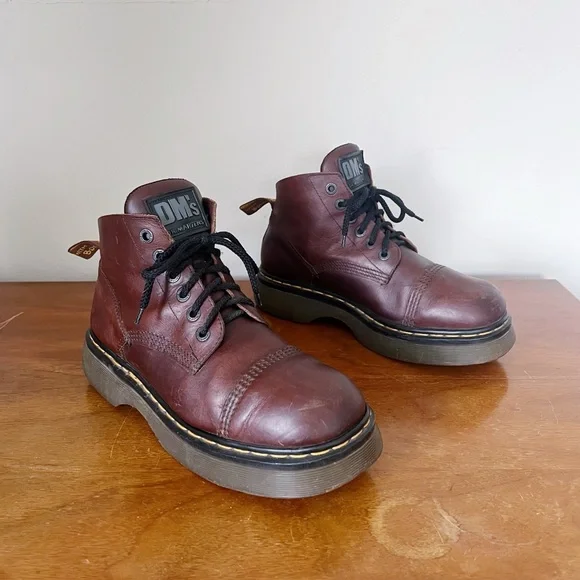 Dr Martens • vintage lace up boots cap toe platform leather chunky lug sole MIE
